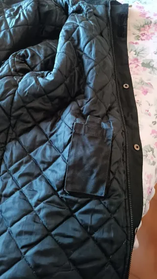 Parka negra con capucha