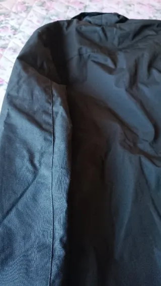 Parka negra con capucha