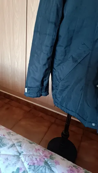Parka negra con capucha