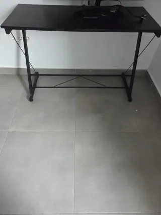 Escritorio negro madera y metal