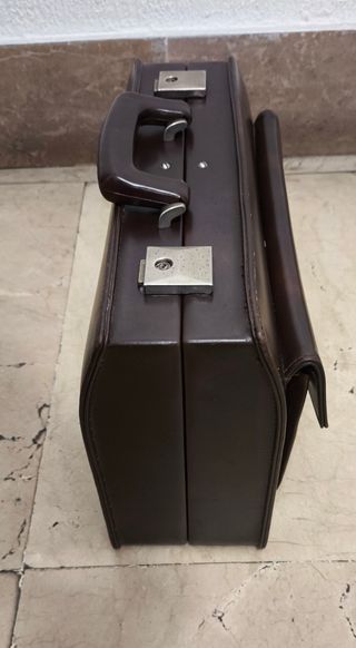 Maletín sanitario de piel marrón