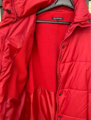 Abrigo con gorro rojo acolchado