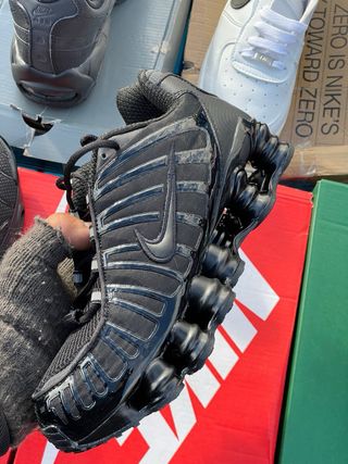 Zapatillas deportivas azules y naranjas