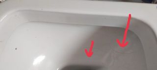 Inodoro nuevo con pequeña grieta en taza