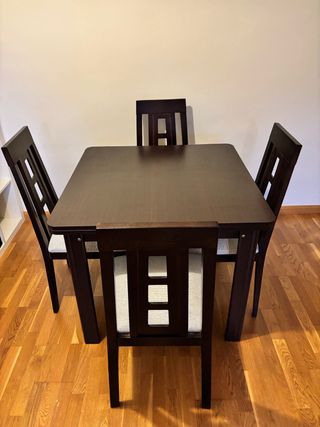 Mesa comedor y 4 sillas madera oscura