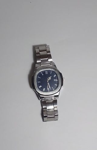 Reloj de pulsera plateado y azul