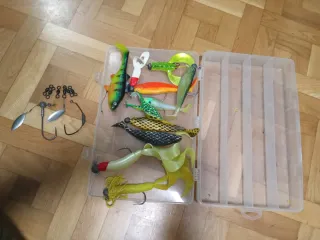 Caja de señuelos para pesca de siluro