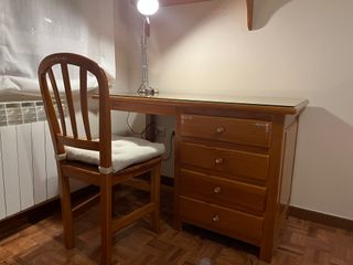 Escritorio y silla de madera
