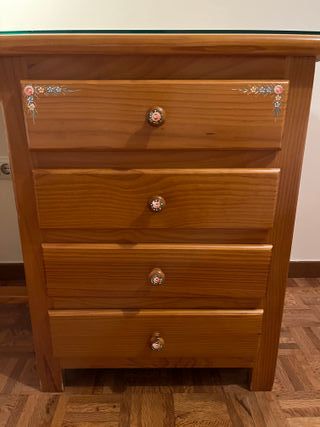 Escritorio y silla de madera