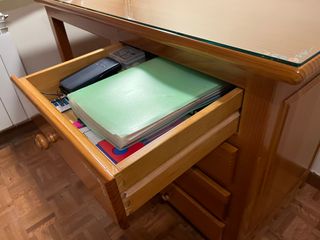 Escritorio y silla de madera