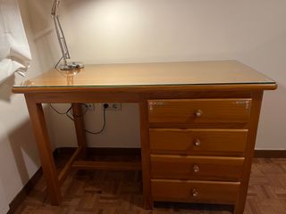 Escritorio y silla de madera