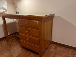 Escritorio y silla de madera