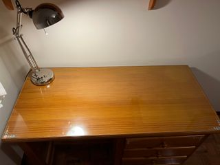 Escritorio y silla de madera