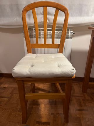 Escritorio y silla de madera
