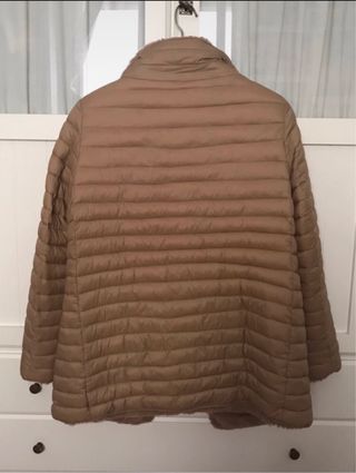 Chaquetón beige forrado con pelo
