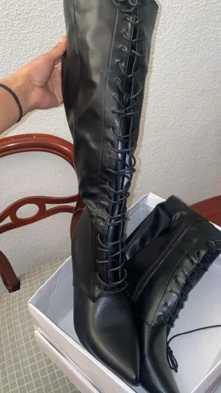 Botas altas de tacón con cordones