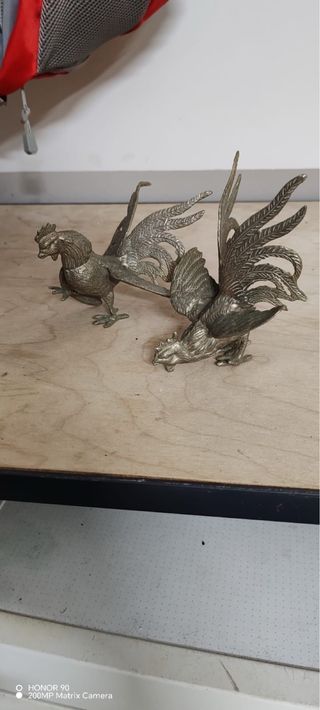 Decoración de metal, gallos plateados y dorados