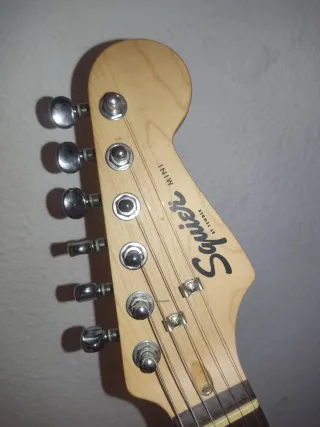 Guitarra Eléctrica Squier Stratocaster Mini Roja