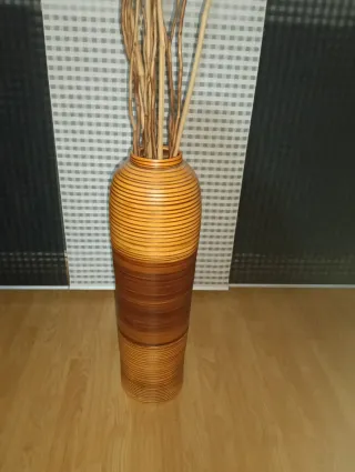 Jarrón de madera decorativo