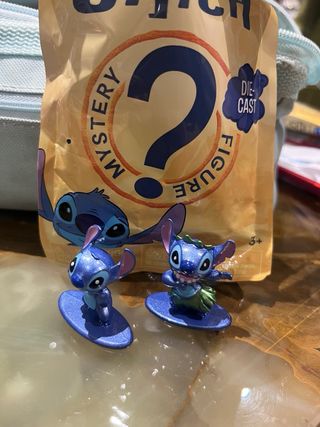 Pack 2 Figuras Stitch Mystery Die-Cast