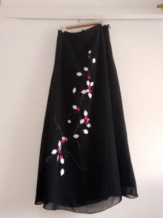 Falda negra con flores y pedrería