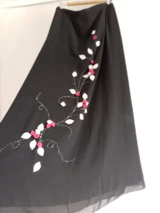 Falda negra con flores y pedrería