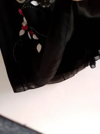 Falda negra con flores y pedrería
