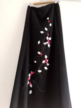 Falda negra con flores y pedrería