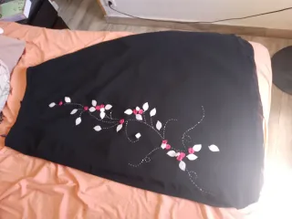 Falda negra con flores y pedrería