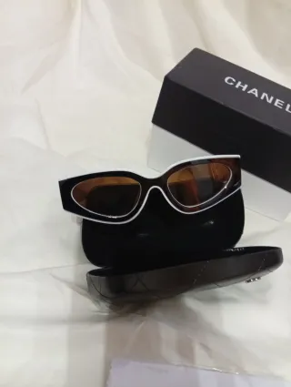 Gafas de sol Chanel negras y marrones