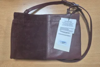 Bolso de piel marrón y morado