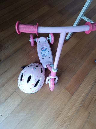 Trotinete e capacete Hello Kitty rosa
