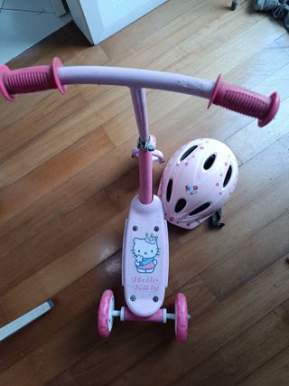 Trotinete e capacete Hello Kitty rosa
