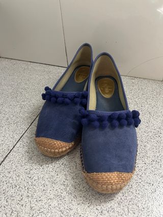 Alpargatas azules pompón talla 37