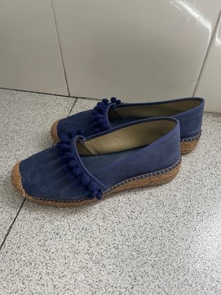 Alpargatas azules pompón talla 37