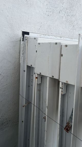 Ventana aluminio blanco con persiana