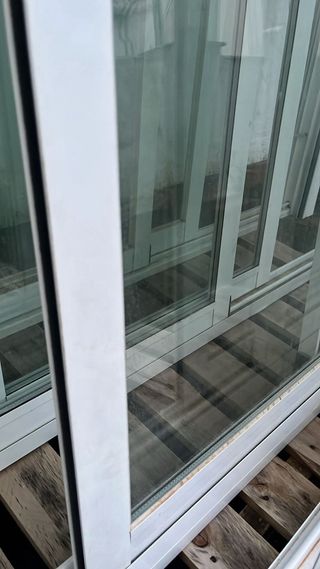 Ventana aluminio blanco con persiana