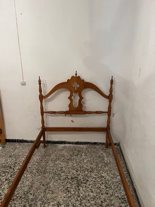 Cama antigua de madera.