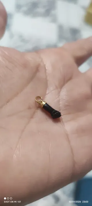 Colgante Puño 18k y onix