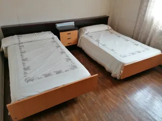 Dormitorio completo . 2 Camas. Armario y Librería