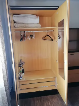 Dormitorio completo . 2 Camas. Armario y Librería