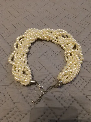 Collar de perlas plateado y blanco