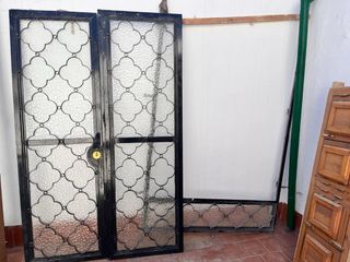 Puerta doble de hierro con cristal