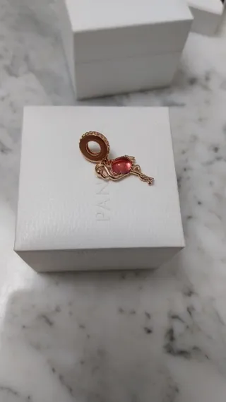Pandora Charm Flamenco Rosa Oro.