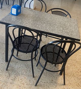 Mesa y 4 Sillas Negras Metálicas
