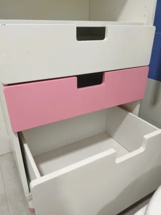 Mueble blanco y rosa con cajones