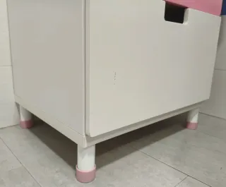 Mueble blanco y rosa con cajones