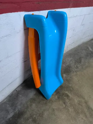 Tobogán infantil azul y naranja