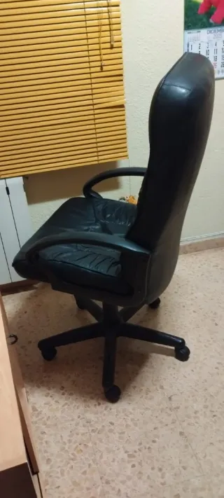 Sillón de oficina con ruedas polipiel negro