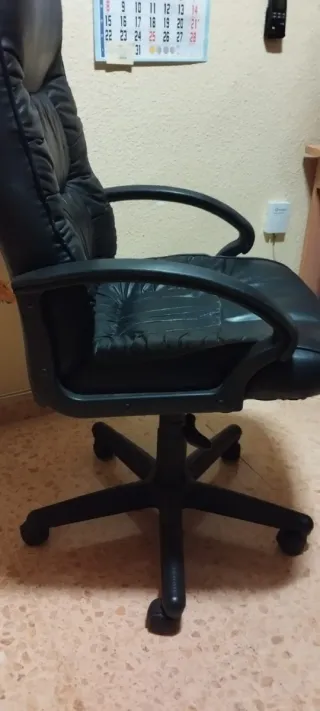 Sillón de oficina con ruedas polipiel negro
